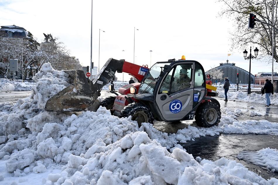 Carrera contrarreloj en España para quitar la nieve antes de una ola de frío