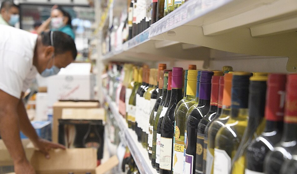 Ley seca cede; una botella de vino y un ‘six pack’ por cliente