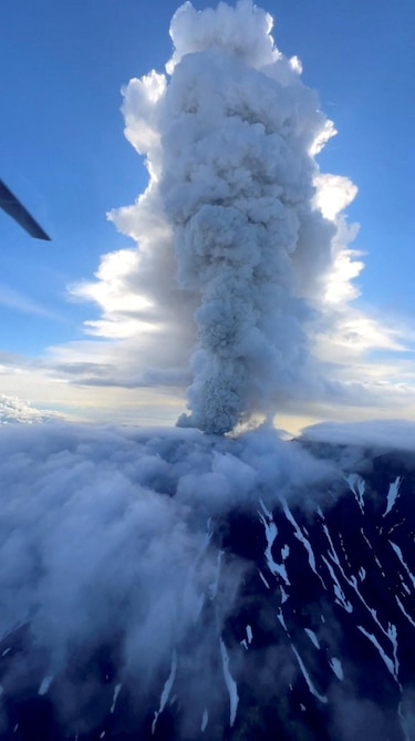 Las imágenes del volcán que entró en erupción en Rusia después de 500 años tras una réplica del potente terremoto de la semana pasada