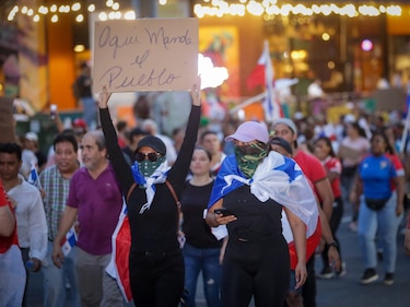‘¡Esta patria no se vende, esta patria se defiende!’, gritan miles en la marcha; policía lanza gas lacrimógeno y perdigones