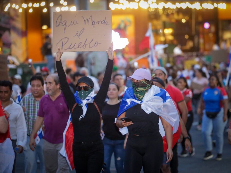 ‘¡Esta patria no se vende, esta patria se defiende!’, gritan miles en la marcha; policía lanza gas lacrimógeno y perdigones