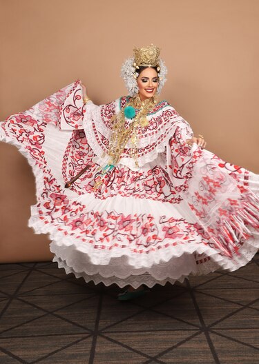 Jennifer Massiel se despide como reina de Calle Abajo de Las Tablas 2023