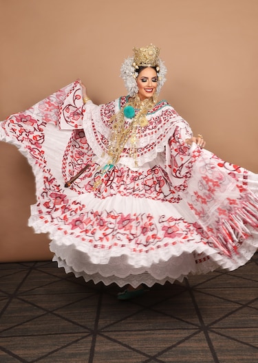Jennifer Massiel se despide como reina de Calle Abajo de Las Tablas 2023