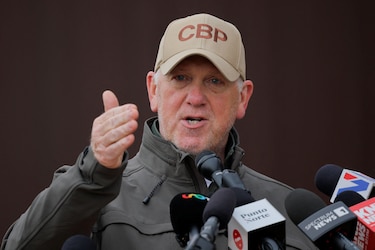 Quién es Tom Homan, el ‘zar de la frontera’ que Trump envió a Mineápolis tras la muerte de Alex Pretti