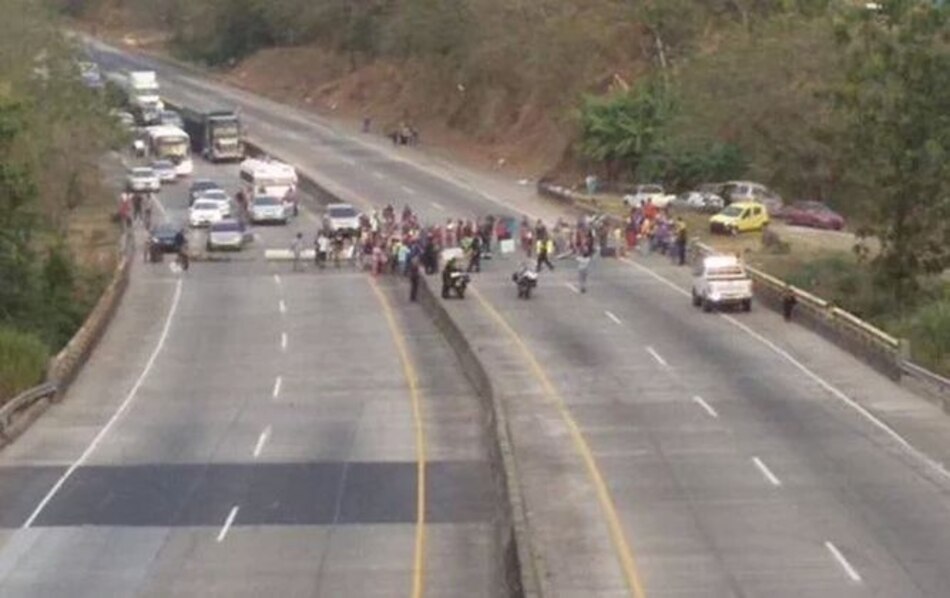 Policías y manifestantes se enfrentan en Kuna Nega
