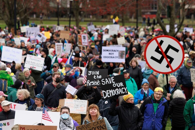 Manifestantes protestan contra los recortes de Trump y Musk en ciudades de todo Estados Unidos