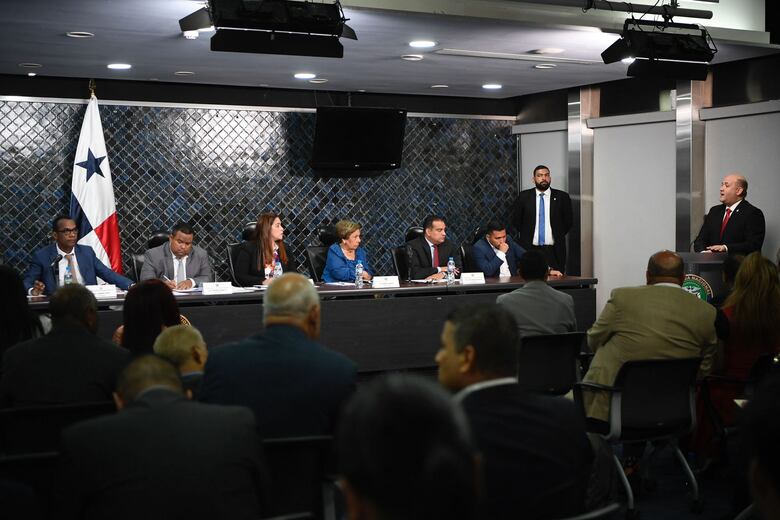 Minuto a minuto: la Comisión de Comercio aprueba derogar el contrato minero y la de Gobierno avala la consulta pública 