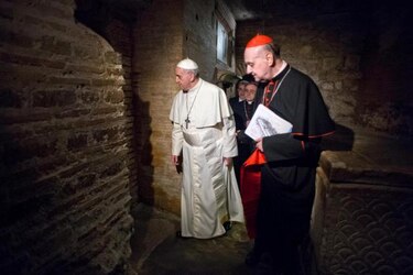 El Papa reza ante la tumba de San Pedro, el primer pontífice