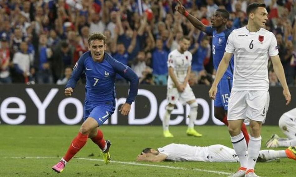 Francia asegura su pase a octavos de final con dos goles agónicos