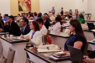 ¿Sustituirá la Inteligencia Artificial a los docentes? Debaten en Panamá el futuro de la educación