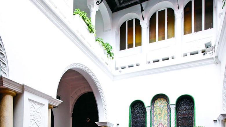 Un palacio con las puertas abiertas