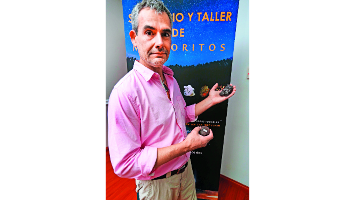 Rodrigo Martínez De Los Ríos exhibe en su Museo del Meteorito de San Pedro de Atacama 77 fragmentos de meteoritos. Su colección está compuesta por cerca de 3 mil 200