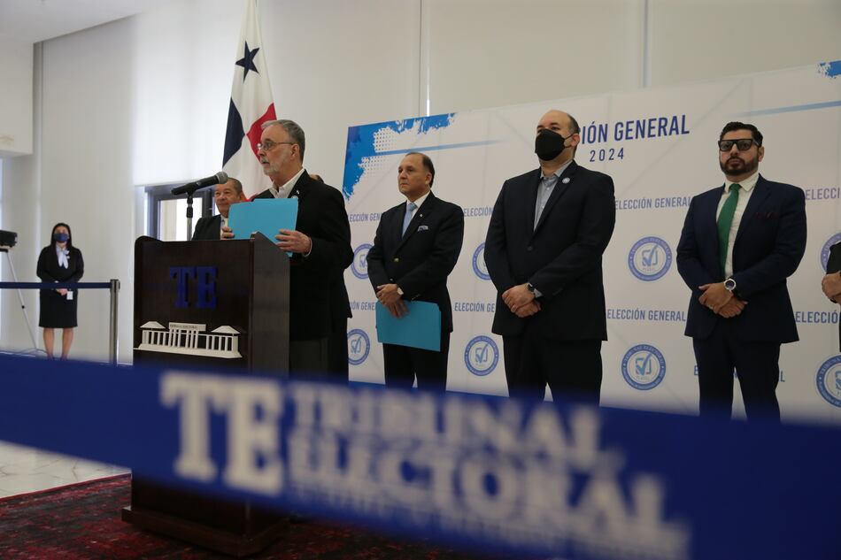 Precandidatos a la Presidencia se olvidan de la ‘app’ del TE y siguen sumando firmas