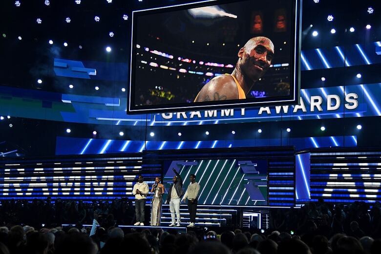 Billie Eilish arrasa en los Grammy dedicados a Kobe Bryant