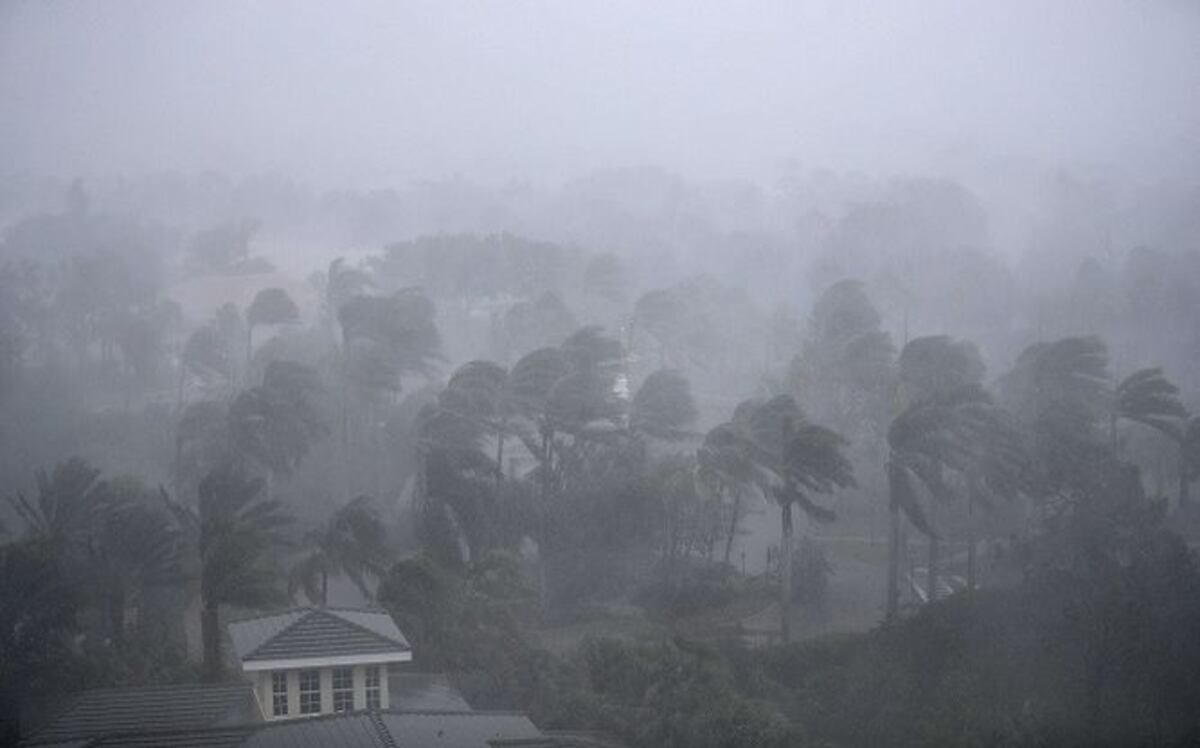 Huracán Irma se debilita a categoría 2 al golpear Naples
