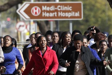 Mandela afronta su noveno día en estado crítico sin novedades sobre su salud