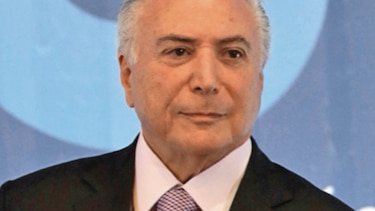 Camioneros en huelga despejan algunas calles