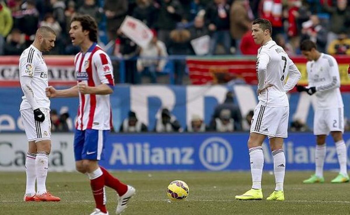 El Atlético golea al Madrid y se acerca a cuatro puntos