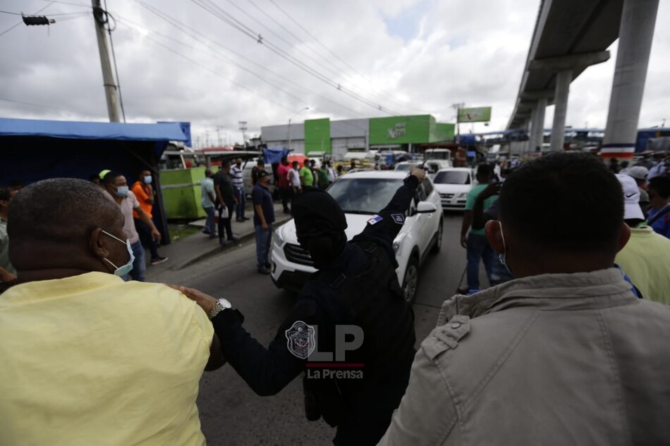 Taxistas mantienen cerrada la vía Interamericana en La Chorrera y Arraiján; se oponen a que se levante restricción de circulación