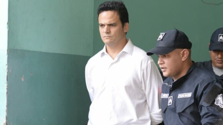 Raúl De Saint Malo abandona el juzgado, esposado y escoltado por la Policía