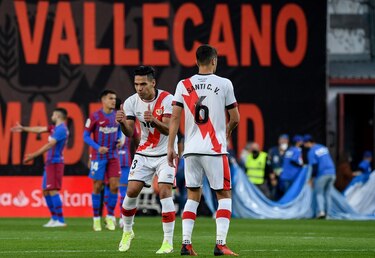 Con un gol del colombiano Radamel Falcao el Rayo Vallecano vence al Barcelona