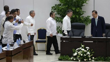 Santos y las FARC sellan su acuerdo de cese del fuego en Colombia