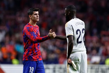 El Atlético frena en seco al Real Madrid y hace líder al Barcelona