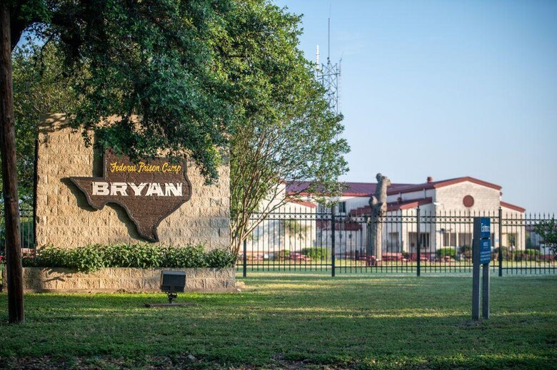 El polémico traslado de cárcel de Ghislaine Maxwell, la expareja de Jeffrey Epstein que cumple condena en Estados Unidos por tráfico sexual de menores