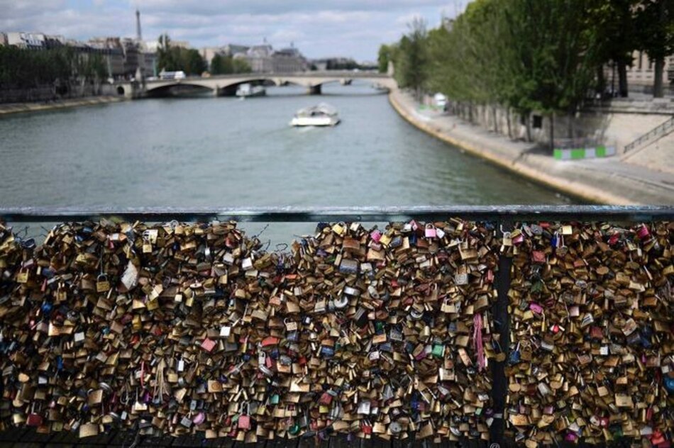Paris lanza una nueva operación contra los 'candados del amor' colgados en sus puentes