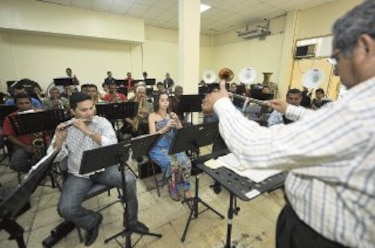 Entre música y carencias
