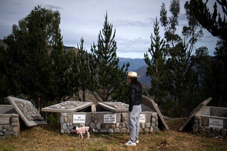 Campesinas encienden velas y rezan en sitio de masacre de 1985 en Perú