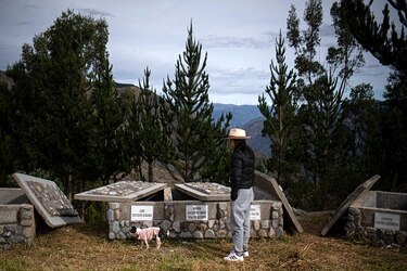 Campesinas encienden velas y rezan en sitio de masacre de 1985 en Perú