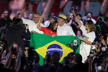Lula lanza su candidatura con promesas de inversión en defensa, educación y tierras raras