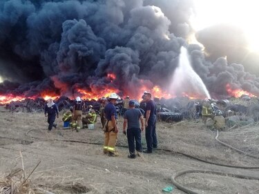 Bomberos apagan incendio cerca a parque industrial en Felipillo