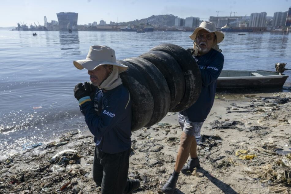 Pescadores y regatistas, al rescate de una isla en Rio sumergida en basura
