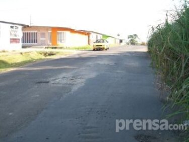 Residentes de Villa del Caribe exigen reparación de calles