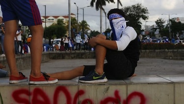 Un policía llora la muerte de su hijo, en medio de la crisis de Nicaragua