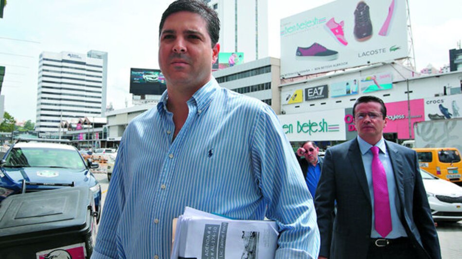 Exministro Jaime Ford sale de El Renacer