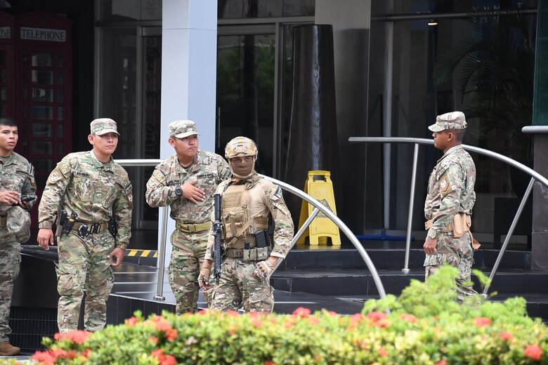 ‘Son perseguidos en Irán por ser cristianos’: El drama de los migrantes iraníes deportados por Estados Unidos