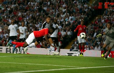 Inglaterra derrota a Costa Rica 2-0