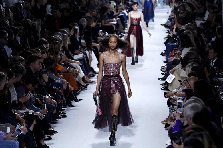 Dior celebra a Niki de Saint Phalle, las tallas grandes se cuelan en París