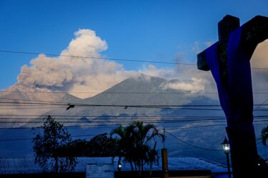 Autoridades recomiendan evacuar a 30,000 guatemaltecos por erupción del volcán de Fuego
