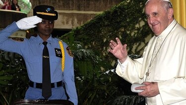 Papa urge a revertir la cultura consumista a través de la educación