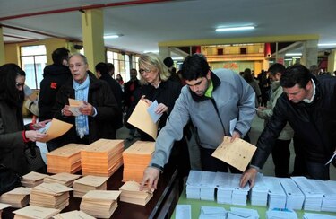 Españoles votan en calma y sin incidentes