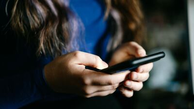 "Puse una foto de mi madre delante de la cámara y me dijo 'gracias por verificar tu edad'", los desafíos que enfrenta Australia para implementar la prohibición del acceso de los menores de 16 años a las redes sociales