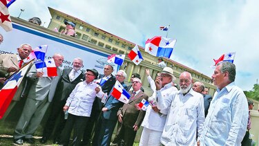 Ofrecen homenaje a patriotas