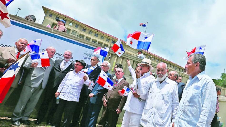 Ofrecen homenaje a patriotas