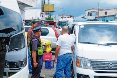 Buses ´piratas´ tienen permisos indefinidos
