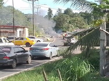 Disturbios en 4 Altos de Colón: lanzan gases lacrimógenos para despejar el área