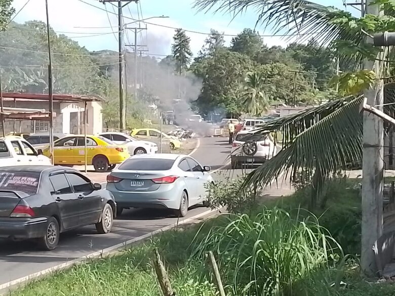 Disturbios en 4 Altos de Colón: lanzan gases lacrimógenos para despejar el área